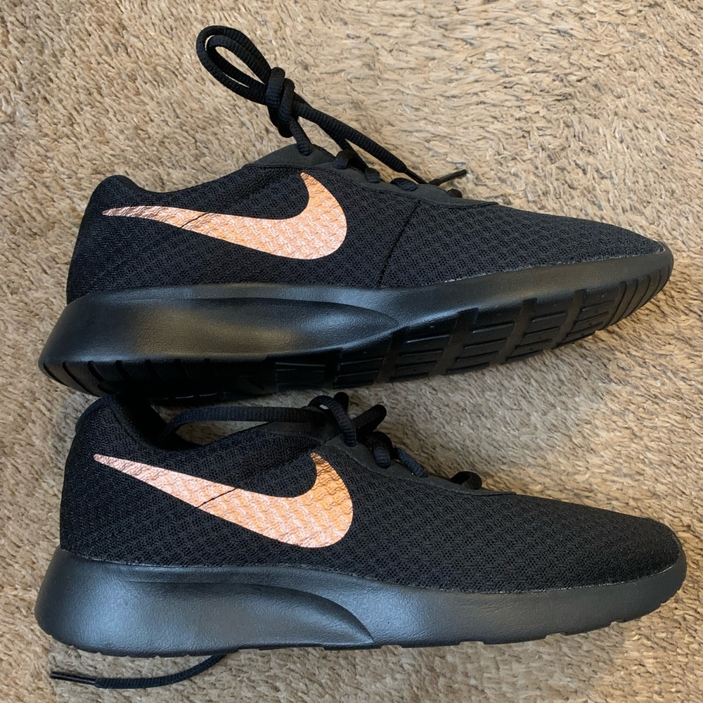 Women’s Nike Tanjun Shoes Size 9 NEW